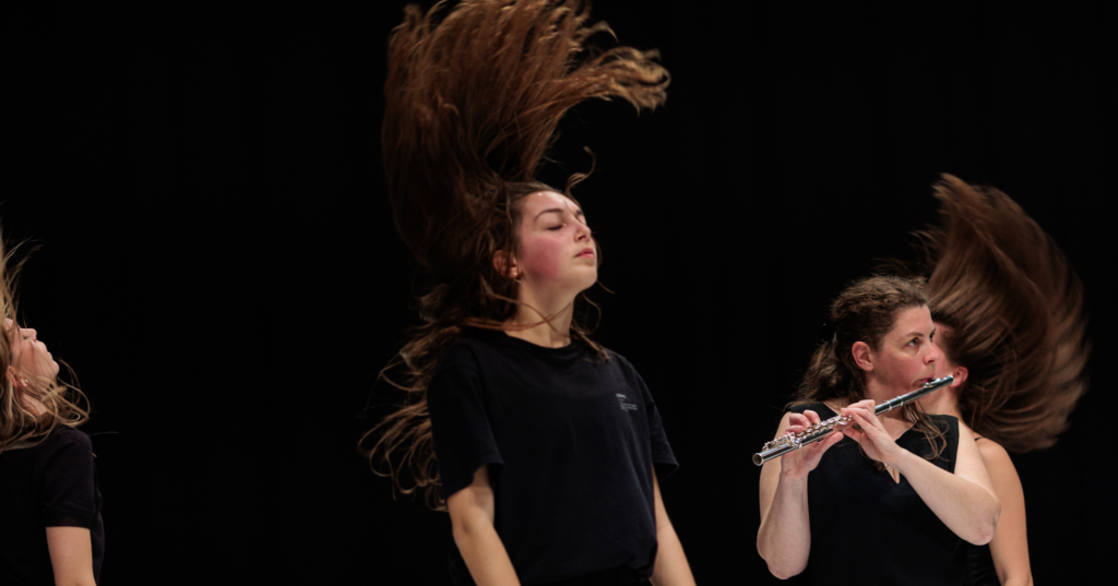 trio de personnes, étudiant·e·s de l'isdaT, en train de danser, cheveux en mouvement