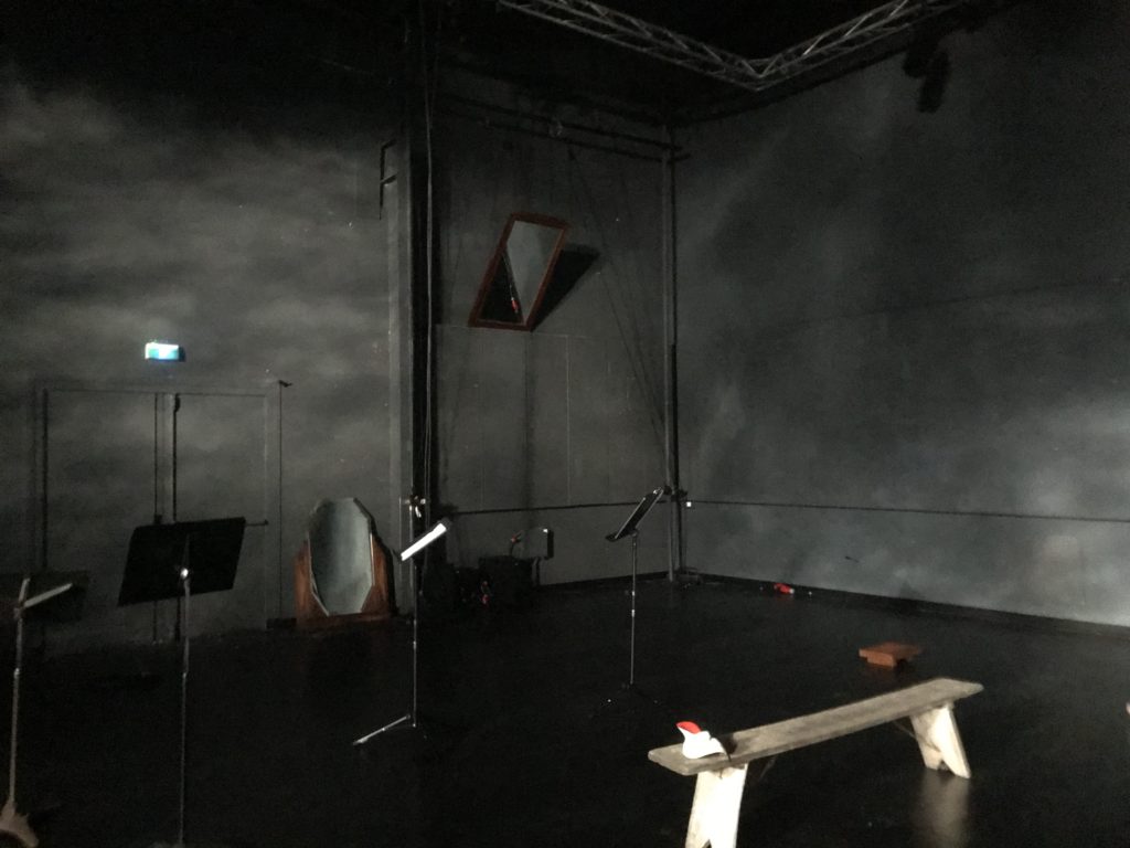 Photo du plateau, photo de la scène du RING - scène périphérique, lors des ateliers de théâtre de la compagnie Quad&Cie, de Nathalie Nauzes.